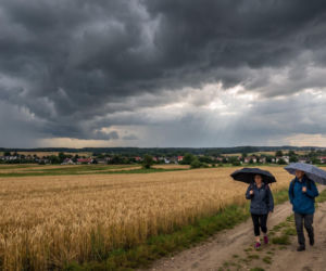 Front chłodny przemieszcza się nad Polską. Kiedy burze i opady?