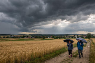 Front chłodny przemieszcza się nad Polską. Kiedy burze i opady?
