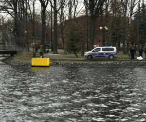 Tajemnicza śmierć mężczyzny. Z jeziora wyłowiono ciało. Policja bada sprawę