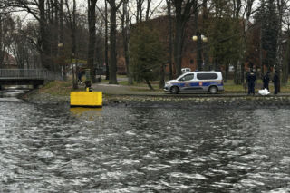 Tajemnicza śmierć mężczyzny. Z jeziora wyłowiono ciało. Policja bada sprawę