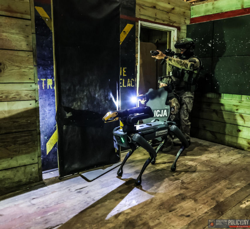 Ma cztery łapy, stalowe serce i właśnie podał łapę policjantowi. „Robopies” nowym hitem w służbach