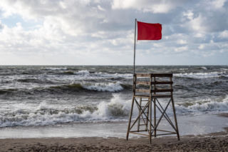 Sinice Mielno. Czy w Mielnie można się kąpać 27.07? Flaga, warunki pogodowe