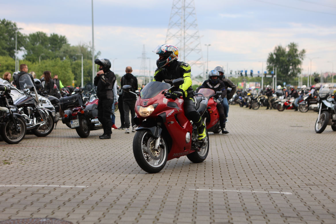 Przed Areną Lublin symbolicznie pożegnano dwójkę tragicznie zmarłych motocyklistów