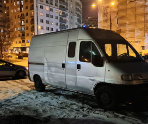 Ukradli pieniądze z auta. Policja szuka sprawców