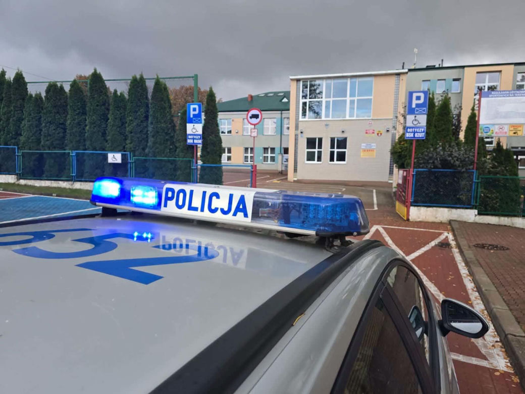 Radiowozy przed szkołami w Podlaskiem. Policja uspokaja rodziców i uczniów