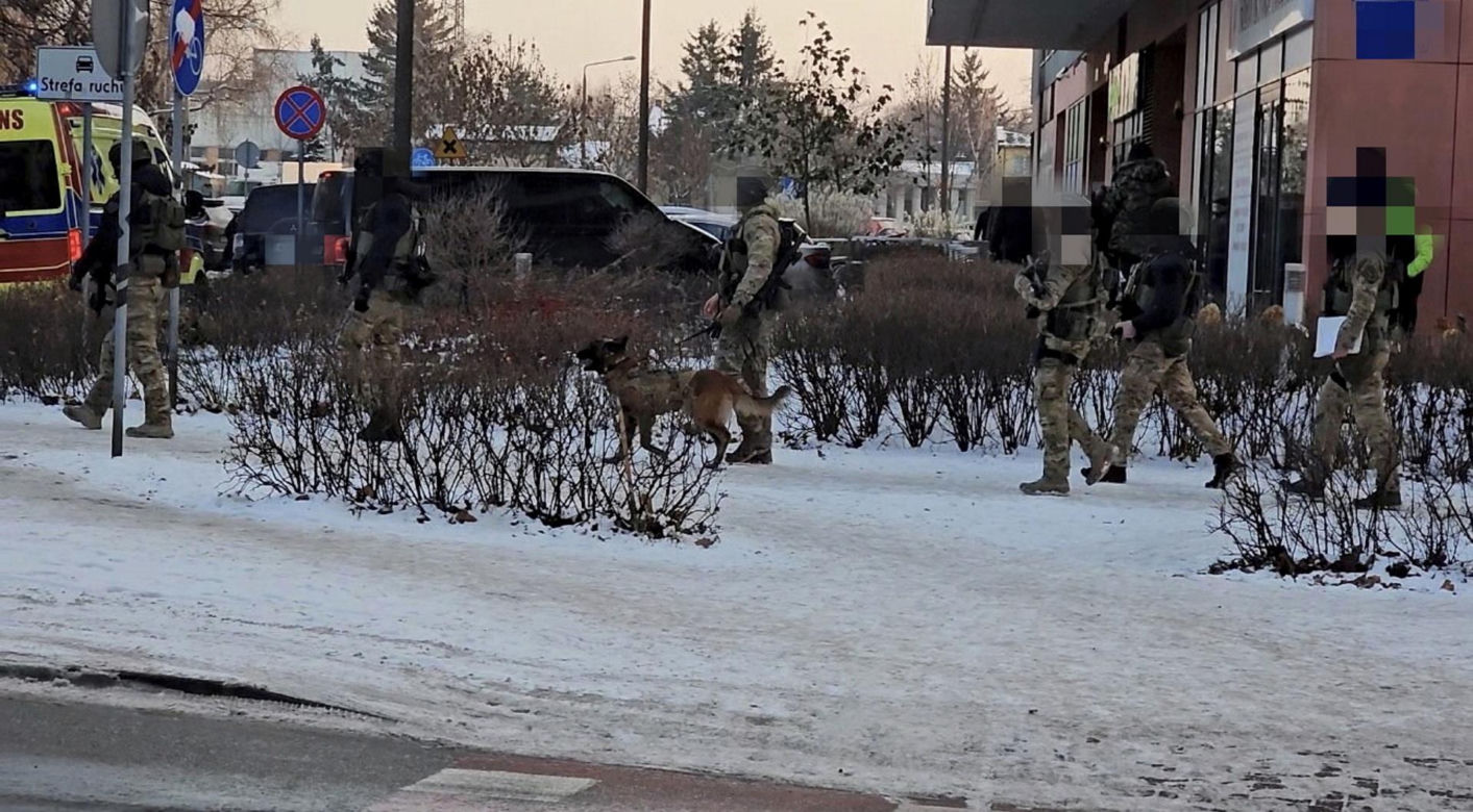 Wielka akcja antyterrorystów w Pruszkowie, padły strzały! Zatrzymano jedną osobę. W tle usiłowanie zabójstwa?