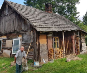 Sąsiedzi wybudowali dach dla chorego Tadeusza