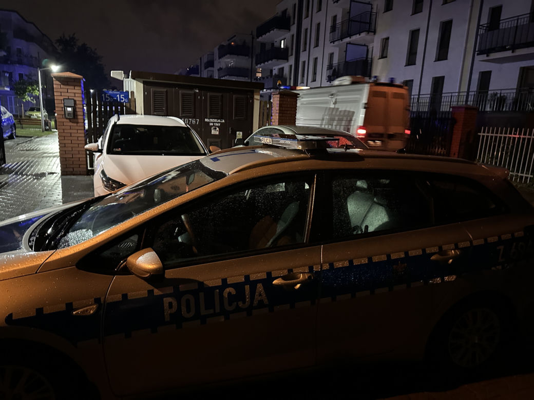 Ewakuacja mieszkańców. Blok otoczył kordon policji. „W jednym mieszkaniu słychać było strzały”