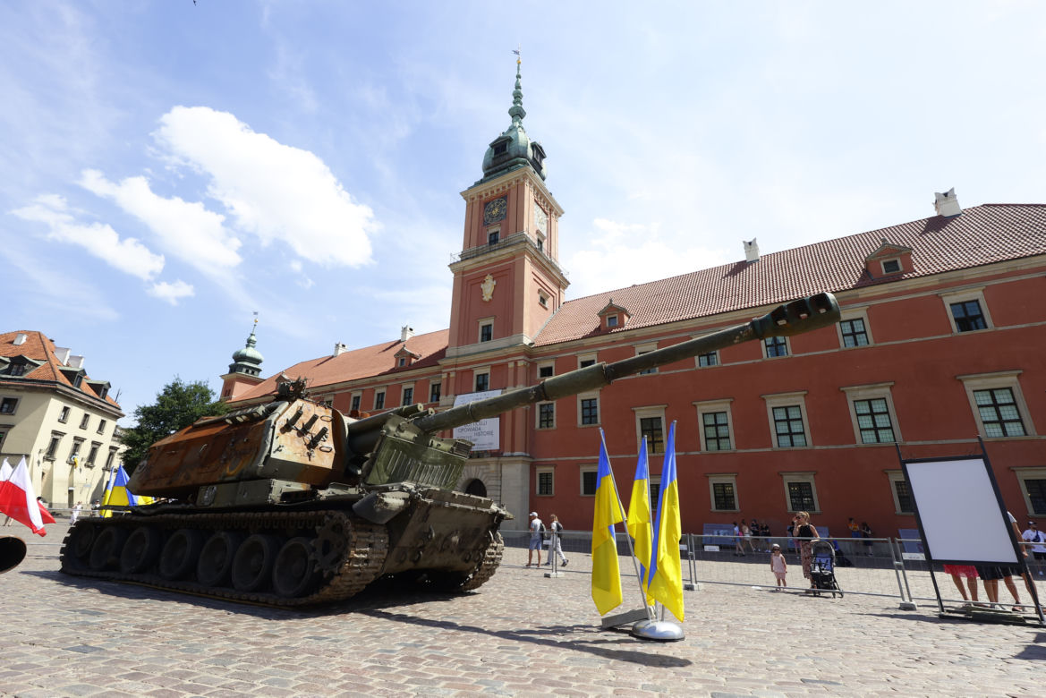 Rosyjskie czołgi w Warszawie! Pancerne bestie straszą na Placu Zamkowym