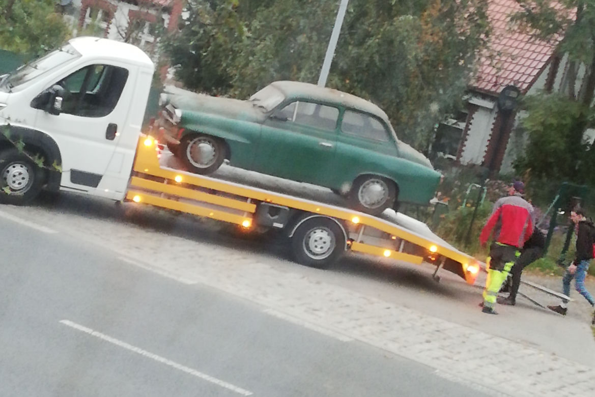 Podjechali pod garaż lawetą i ukradli samochód! Szuka ich policja z Torunia