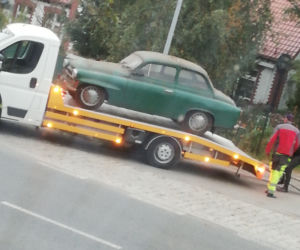 Podjechali pod garaż lawetą i ukradli samochód! Szuka ich policja z Torunia