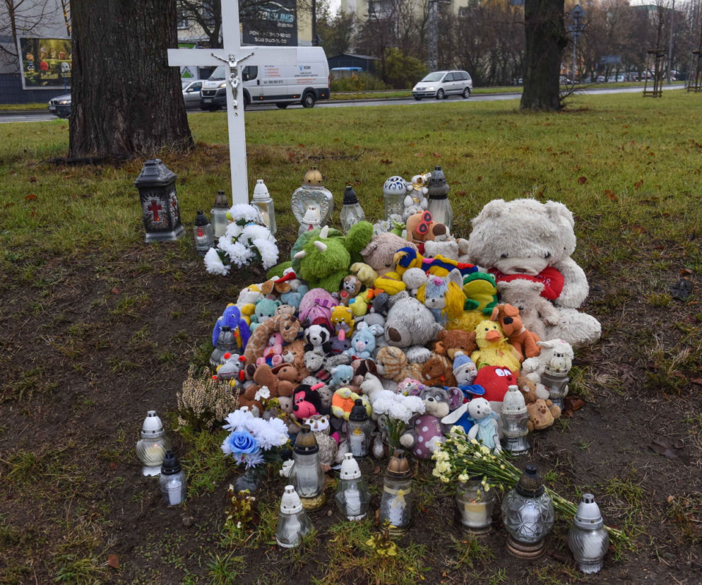 W miejscu gdzie zginęła Wiktoria wciąż leży pełno zniczy i maskotek