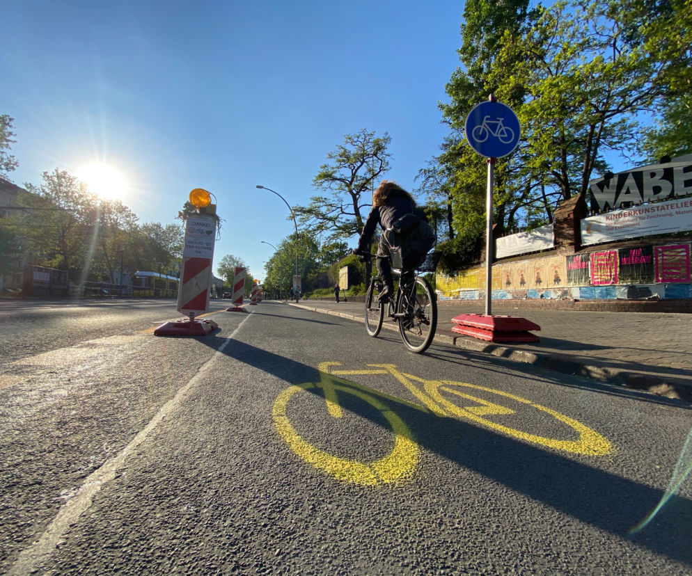 Zaaranżowana na czas pandemii tymczasowa ścieżka rowerowa w Berlinie