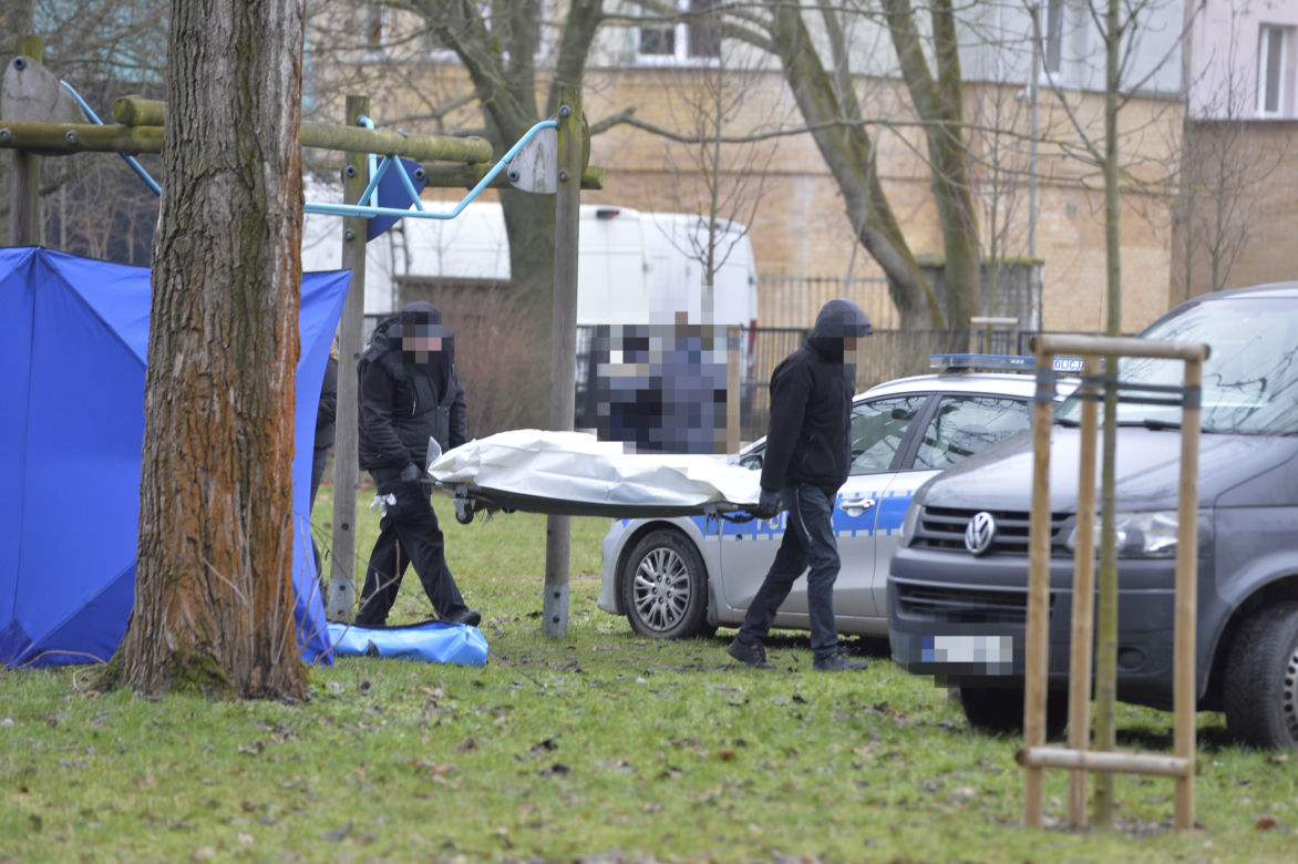Tragedia na Mokotowie. Zwłoki młodziutkiej kobiety na szkolnym boisku