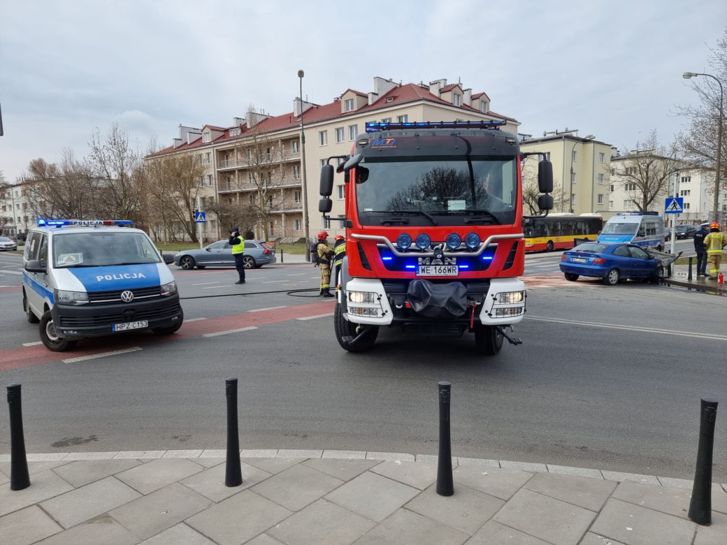 Wypadek samochodowy na Kamionku. Auto stanęło w płomieniach