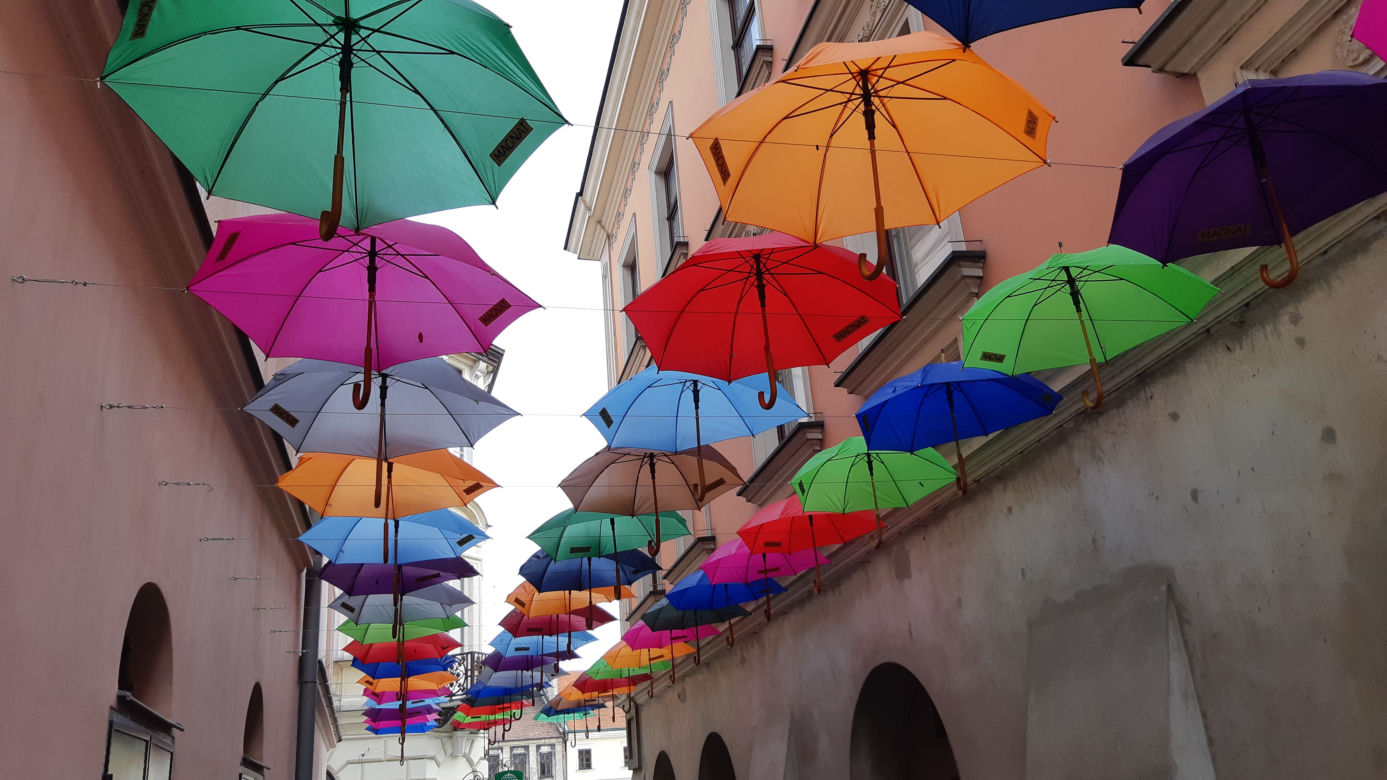 Kolorowe parasole letnią wizytówką Tarnowa