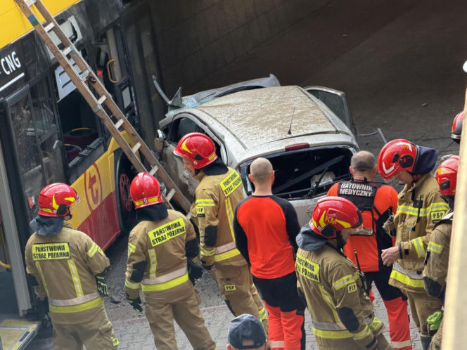 Autobus miejski wjechał w przejście podziemne przy Dworcu Zachodnim