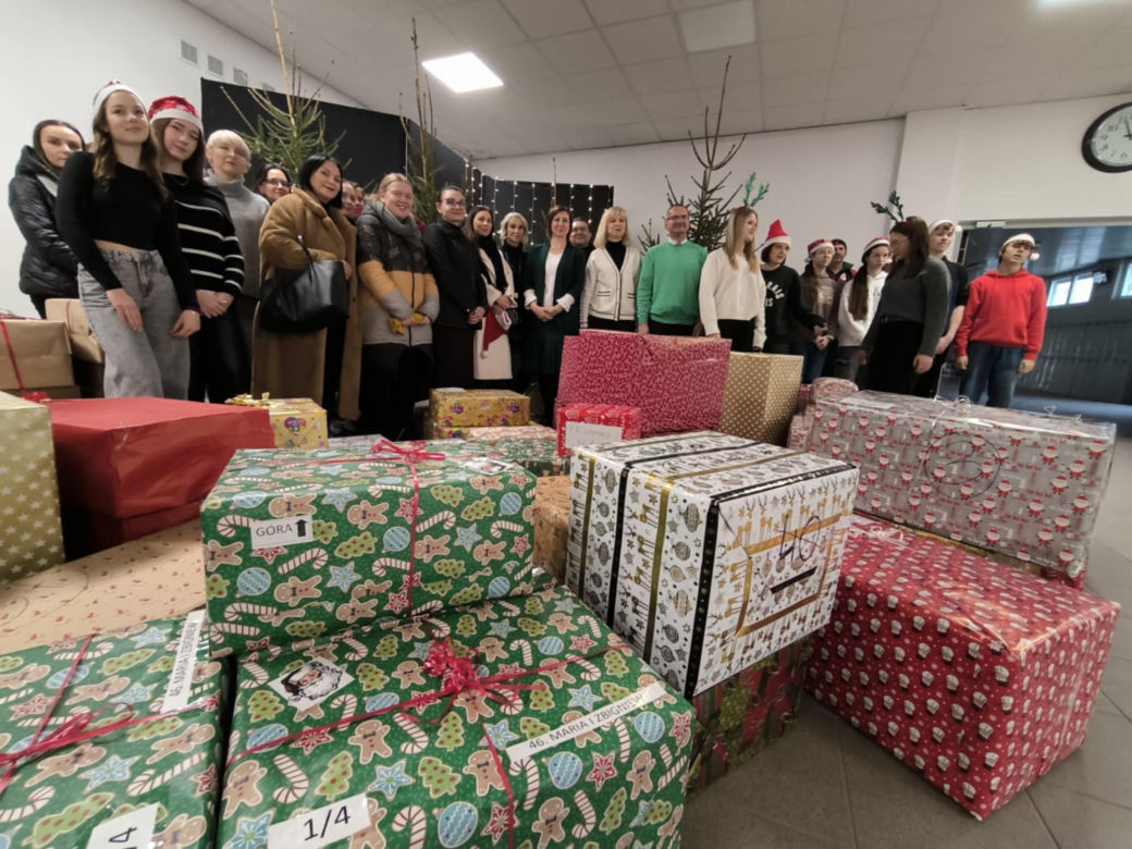 Paczki dla potrzebujących w II LO w Lesznie