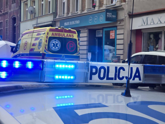 Samochód wbił się w ścianę kamienicy, kobieta zginęła. Pieszy cudem uniknął śmierci! [WIDEO]