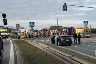 Koszmarna kraksa kilku aut na drodze krajowej pod Warszawą. Lądował śmigłowiec LPR