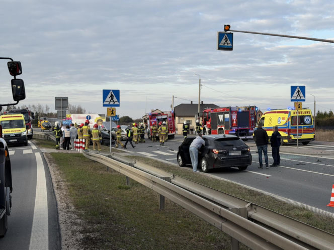 Koszmarna kraksa kilku aut na drodze krajowej pod Warszawą. Lądował śmigłowiec LPR