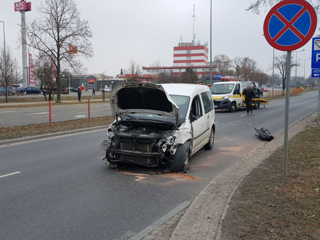 Wypadek na al. Jana Pawła II w Białymstoku. Kierujący zasłabł w samochodzie [ZDJĘCIA]