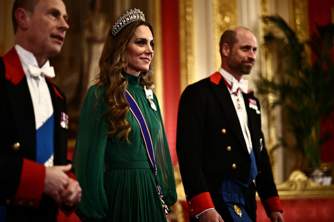Wszyscy mówią o księżnej Kate. Na głowie ma tiarę Diany, w uszach kolczyki zmarłej królowej