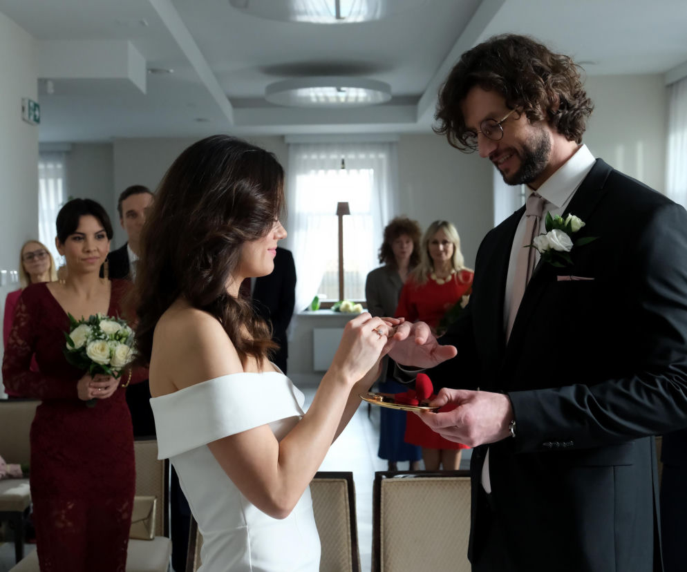 M jak miłość odc. 1924. Aneta (Ilona Janyst), Kasia (Paulina Lasota), Mariusz (Mateusz Mosiewicz)