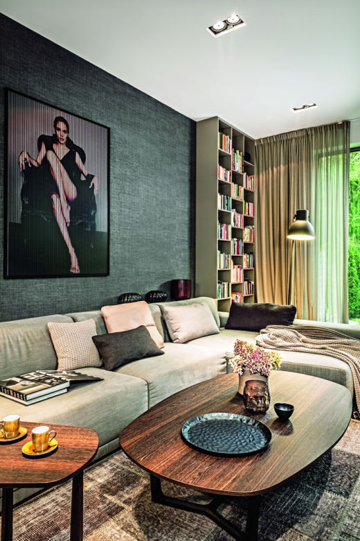 Jasnoszara sofa z szezlongiem