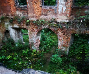 MROCZNY dwór w Małopolsce. TAJEMNICZE ruiny zamieszkują duchy? Sprawdź [ZDJĘCIA]