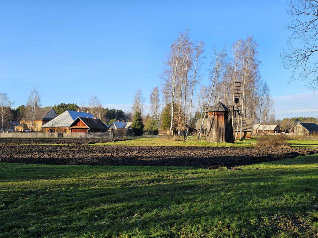 Adamczycha z serialu 1670 znajduje się w Kolbuszowej