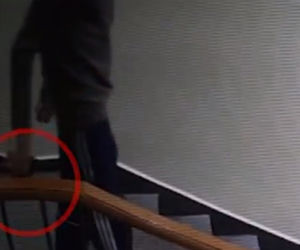 Strzelał do kamery na klatce schodowej