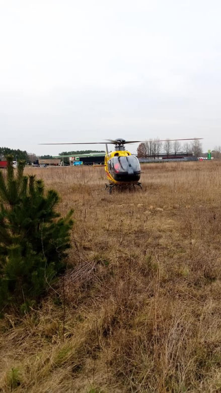 Groza na drodze. Trzy osoby ranne po czołówce w Łącku. W akcji śmigłowiec LPR