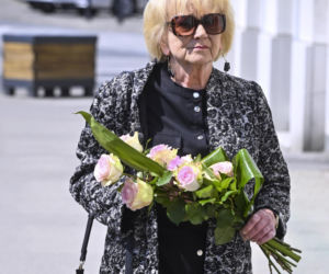Pogrzeb Stanisławy Celińskiej. Tak się wystroiły gwiazdy. Karolak robił nawet zdjęcia telefonem! Wprowadzają nowy pogrzebowy savoir vivre?