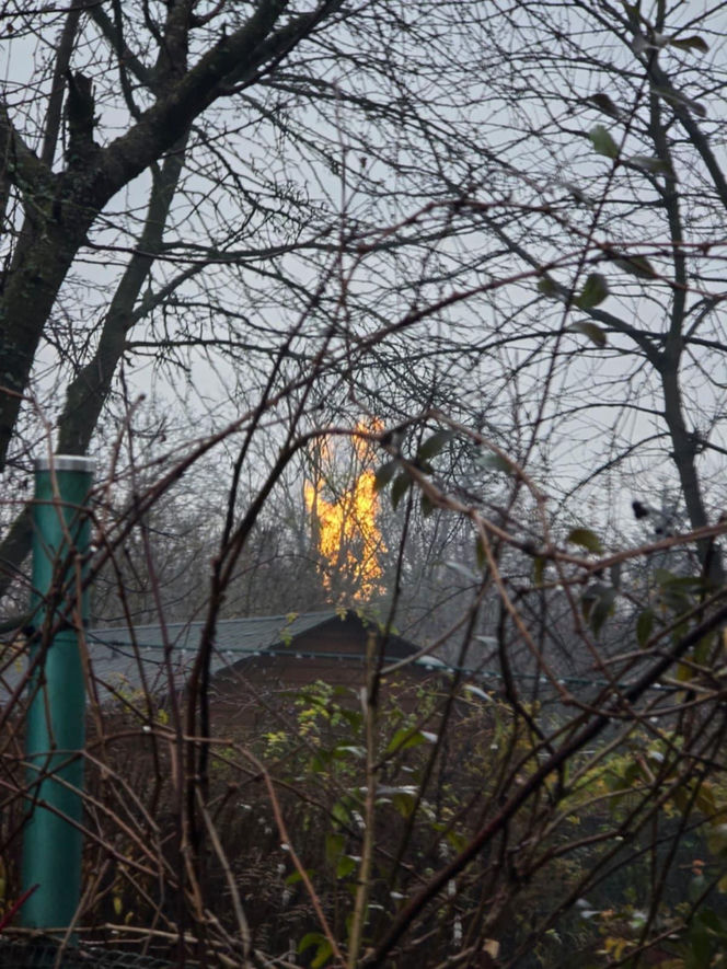 Słup ognia nad Krakowem. Potężny pożar gazu na popularnym osiedlu