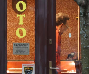 Paweł Wilczak szuka złota w w lombardzie