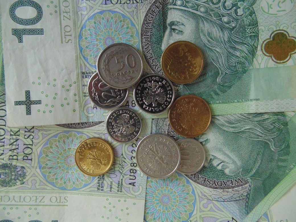 Ile zarabiają Ukraińcy w Polsce? Większość pieniędzy odkładają. Nowy raport