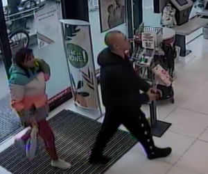 Okradli olsztyńską drogerię. Wszystko zarejestrowały kamery. Szuka ich policja [ZDJĘCIA]