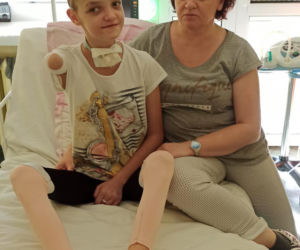 Oliwka wpadła pod pociąg, gdy szła do mamy! Teraz mama walczy o jej powrót do zdrowia