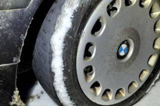 Na łysych oponach mknął po śniegu i lodzie. 25-latek z BMW ukarany