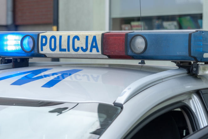Dach radiowozu z niebieskim kogutem i napisem Policja. O kradzieży w Suszu przeczytasz na Eska Iława.