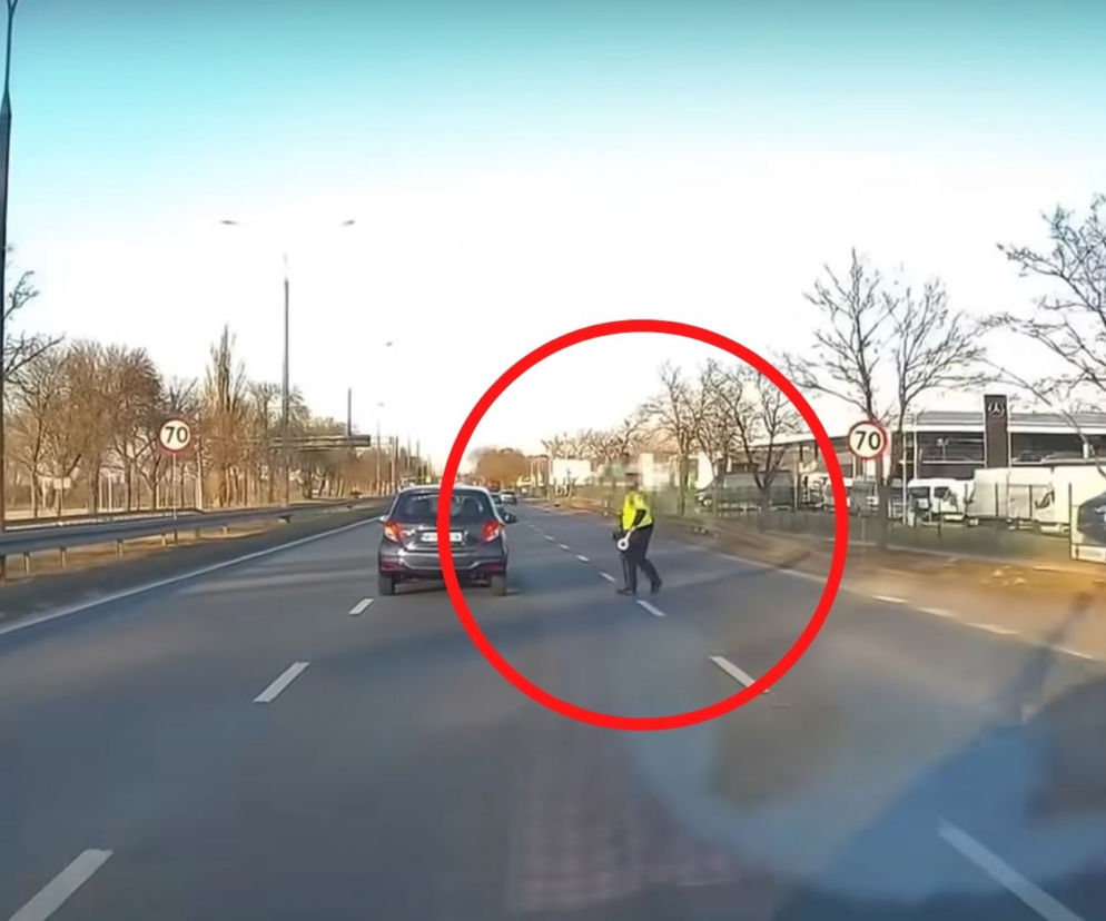 Policjant wychodzi przed pędzące samochody