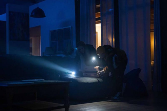 "Pierwsza miłość": Dominika i Karma, okradając dom Izabeli, słyszą dziwne hałasy i jęki. W piwnicy znajdują ledwie żywą Teresę