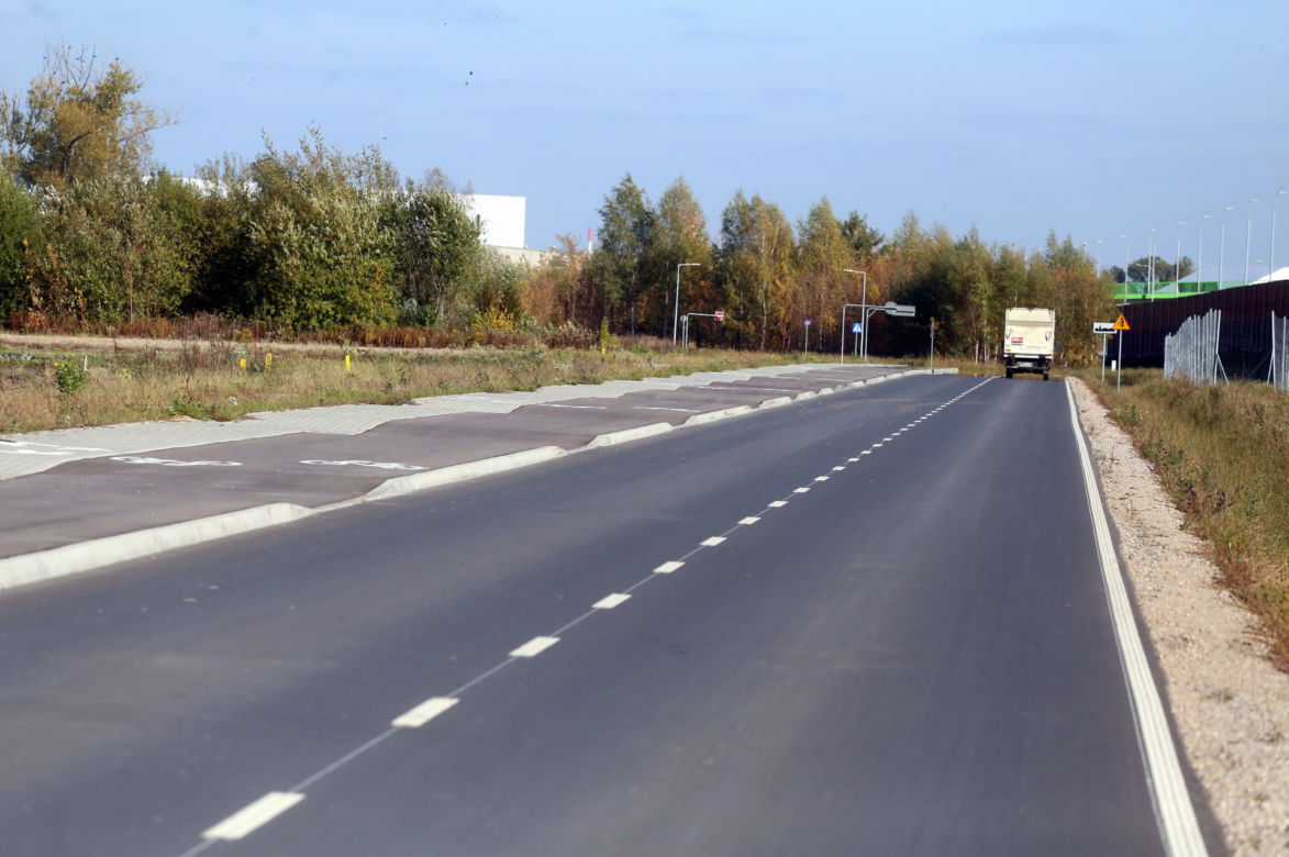 Droga dla rowerów, po której nie da się jeździć!? Kuriozalna sytuacja pod Warszawą