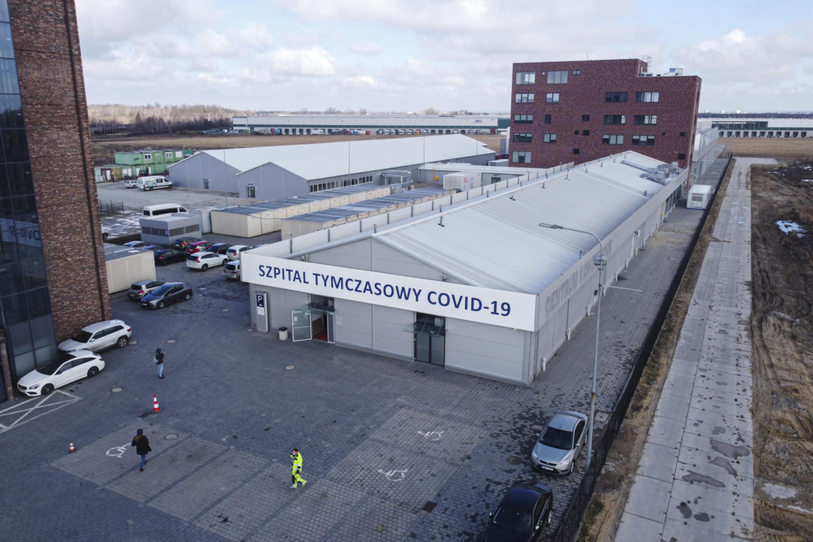 Szpital tymczasowy we Wrocławiu zaczyna przyjmować pierwszych pacjentów