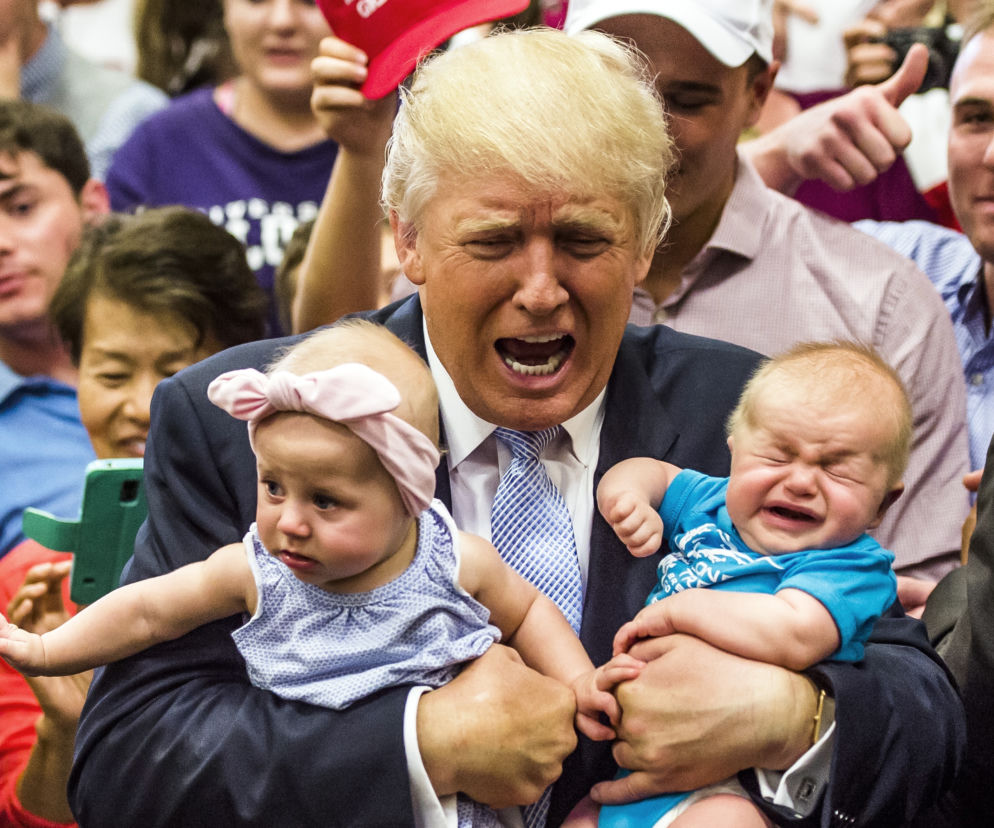 DONALD TRUMP WYRZUCIŁ DZIECKO Z WIECU.