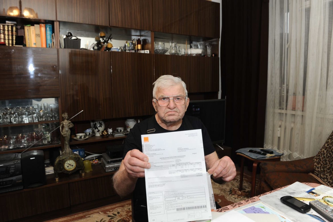 ‎Naciągacze z elektrowni grasują po blokach