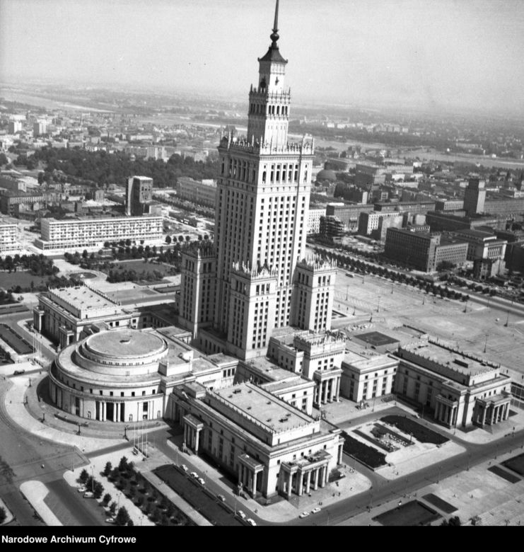 QUIZ PRL. Pałac Kultury i Nauki w Warszawie. Zmierz się z historią dziarskiego 70-latka? 