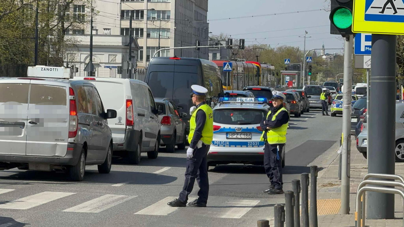 Kontrterroryści w liceum w Warszawie! Teren odgrodzony. Co się dzieje?