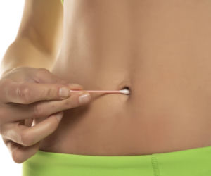 Nieprzyjemny zapach z pępka to sygnał ostrzegawczy. Eksperci wskazują, kiedy iść do lekarza